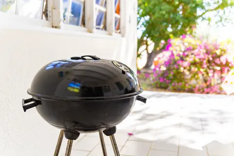 BBQ op de porch met bougainvillea op de achtergrond