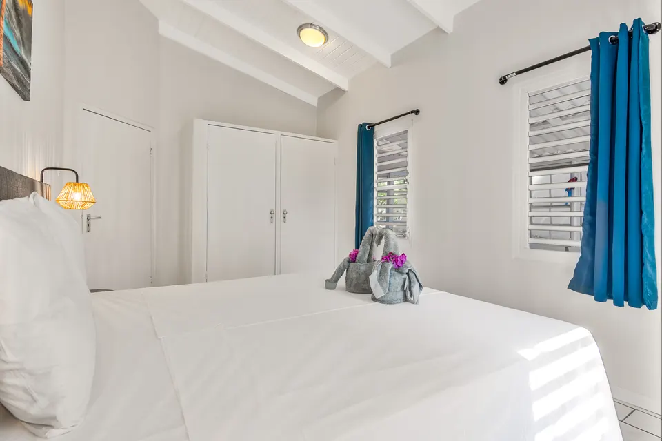 Slaapkamer 2 met twee bedden en witte kledingkast